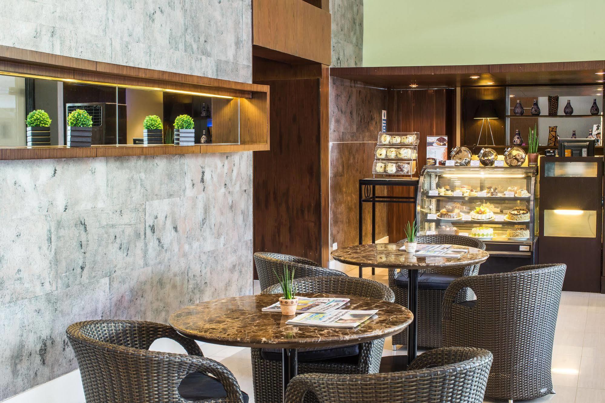 The B Hotel Alabang Muntinlupa City Eksteriør billede